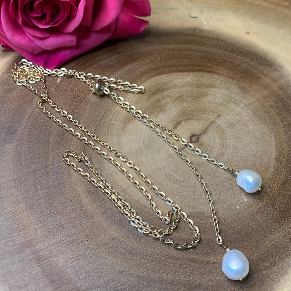 Jewelry - Beautiful gold adjustable pearl lariat style necklace.